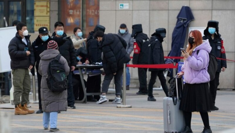 Menschen mit Masken passieren einen Gesundheits-Checkpoint in Peking. (Bild: Copyright 2020 The Associated Press. All rights reserved.)