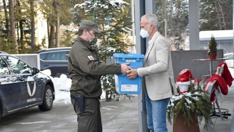 Der Impfstoff wurde am Sonntagvormittag vom Bundesheer an Gerhard Peskoller, Heimleiter des Wohn- und Pflegeheims Mieming, übergeben. (Bild: Land Tirol)