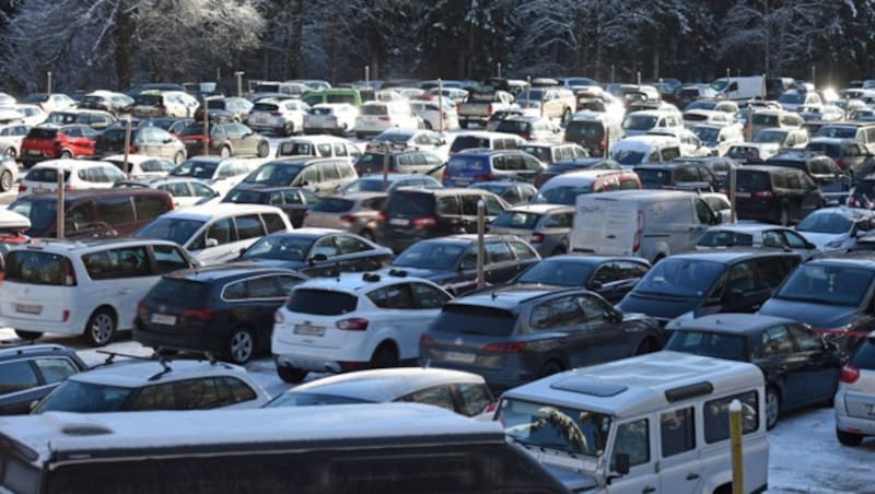 Voller Parkplatz beim Kasberg in Oberösterreich (Bild: APA/Wolfgang Spitzbart)