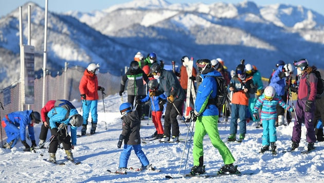 Skifahrer am Kasberg in Oberösterreich (Bild: APA/Wolfgang Spitzbart)