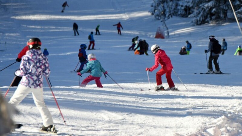 Skifahrer am Kasberg in Oberösterreich (Bild: APA/Wolfgang Spitzbart)