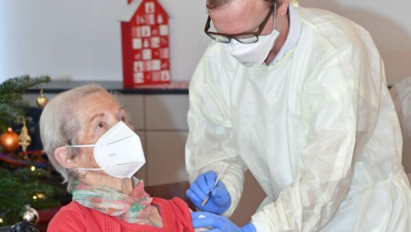 Die 95-jährige Notburg Perkhofer aus Mieming wurde als erste Tirolerin geimpft. (Bild: Land Tirol)