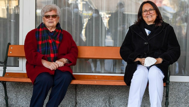 Symbolischer Covid-19 Impfstart in Oberösterreich: Maria Schirl (Heimbewohnerin und erste geimpfte Person in OÖ), Sabine Wimmer (Leiterin Pflegedienst und zweite geimpfte Person in OÖ) (Bild: © Harald Dostal)