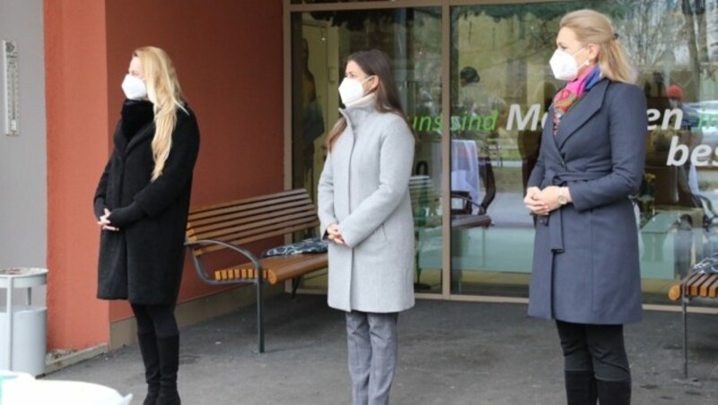 Die Landesrätinnen Juliane Bogner-Strauß und Doris Kampus mit Ministerin Christine Aschbacher (v. li.) (Bild: Christian Jauschowetz)