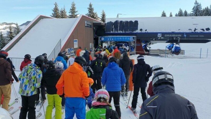 Kurzes Warten in Alpbach - nur drei Skifahrer dürfen auf den 6er-Sessellift. (Bild: Moser Andreas)