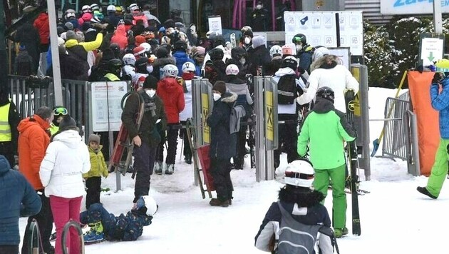 Die Bilder vom Semmering schlugen an den Weihnachtsfeiertagen hohe Wellen. Trotz strenger Corona-Regeln kam es zum Massenansturm. (Bild: Monatsrevue/Lenger Thomas)