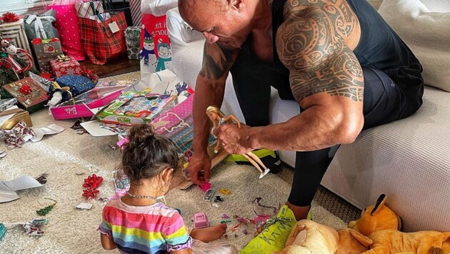 Dwayne „The Rock“ Johnson musste mit seiner Tochter Barbie spielen. (Bild: instagram.com/therock)