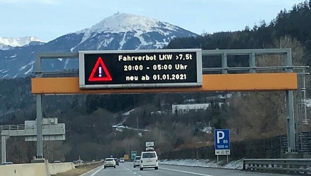 Die Verschärfung des Nachtfahrverbotes trat mit 1. Jänner 2021 in Kraft. (Bild: Land Tirol)