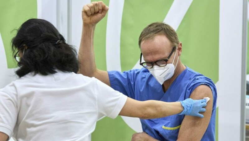 Freude beim Impfen: der Wiener Virologe Christoph Wenisch (Bild: APA/Georges Schneider)