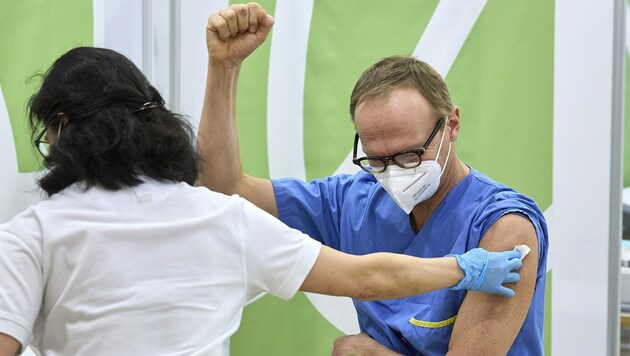 Freude beim Impfen: der Wiener Virologe Christoph Wenisch (Bild: APA/Georges Schneider)