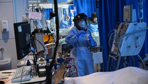 Als der 19-jährige Joseph aus Staffordshire im Krankenhaus erwachte, wusste er nichts von der Pandemie. (Symbolbild) (Bild: AFP)