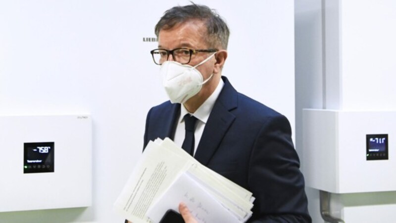 Gesundheitsminister Anschober vor den Kühlschränken, in denen der Corona-Impfstoff bei minus 70 Grad gelagert wird (Bild: APA/Robert Jäger)