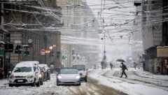 Starker Schneefall in Mailand (Bild: Claudio Furlan/LaPresse via AP)