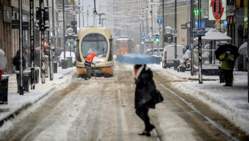 Der heftige Schneefall sorgte in Mailand auch für Probleme im öffentlichen Verkehr. (Bild: Claudio Furlan/LaPresse via AP)