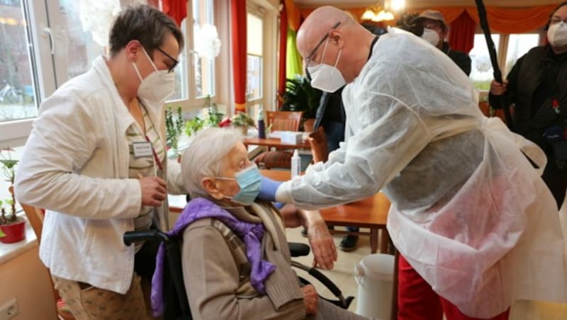 Im Harz in Deutschland wurde bereits einen Tag vor dem europaweiten Impfstart in einem Pflegeheim geimpft. (Bild: APA/dpa-Zentralbild/Matthias Bein)