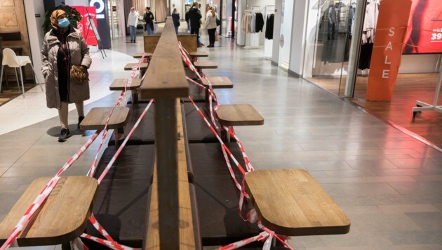 Diese Sitzgelegenheiten in einem Einkaufszentrum in Uppsala sind der Pandemie bereits zum Opfer gefallen. (Bild: AFP)