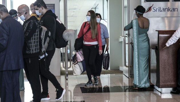 Am Montag sind Urlauber aus der Ukraine am Flughafen in Mattala (Sri Lanka) angekommen. (Bild: AFP)