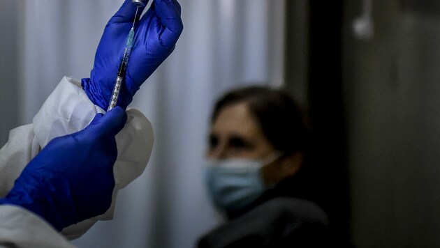 Spanien plant eine Liste mit Personen anzulegen, die sich nicht gegen das Coronavirus impfen lassen wollen. (Bild: AFP)