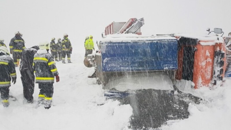 Drei Feuerwehren standen im Einsatz. (Bild: Feuerwehr Feistritz im Rosental)