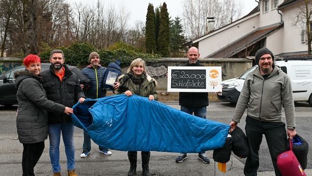 Michael Hennermann (re.) vom Verein für Obdachlose nahm die Spende von Reini Happ (2.v.re.) und Freunden entgegen. (Bild: LIEBL Daniel)