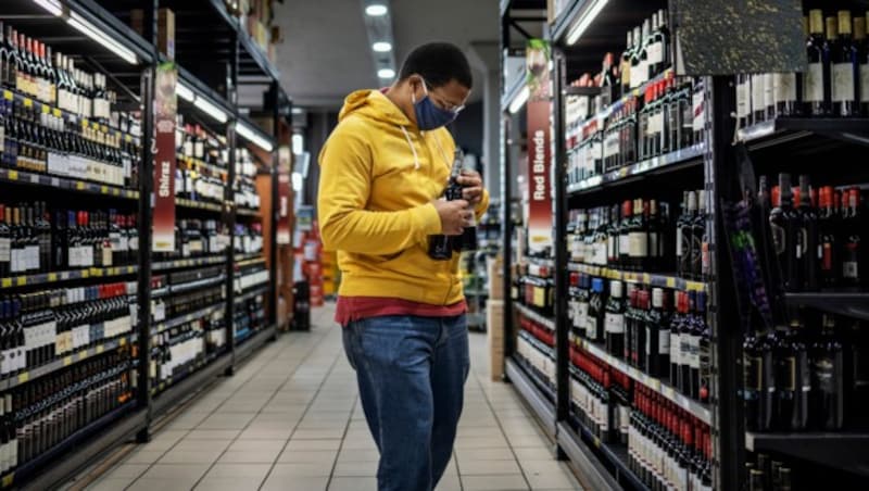 Wegen steigender Fallzahlen führt Südafrika erneut ein Verbot für den Verkauf von Alkohol ein. (Bild: AFP )