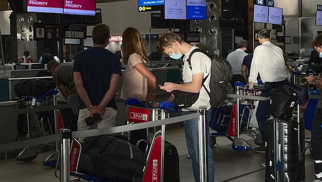 Flughafen Johannesburg: Österreich verhängt wegen der Virus-Mutation ein Landeverbot für Flüge aus Südafrika bis 10. Jänner. (Bild: AP)
