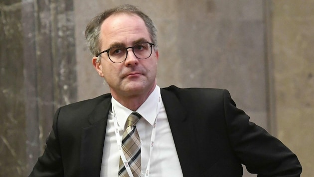 Der Linzer Rechtsanwalt Oliver Plöckinger verteidigt den VP-Landtagsabgeordneten im Vergewaltigungsprozess. (Bild: EPA)