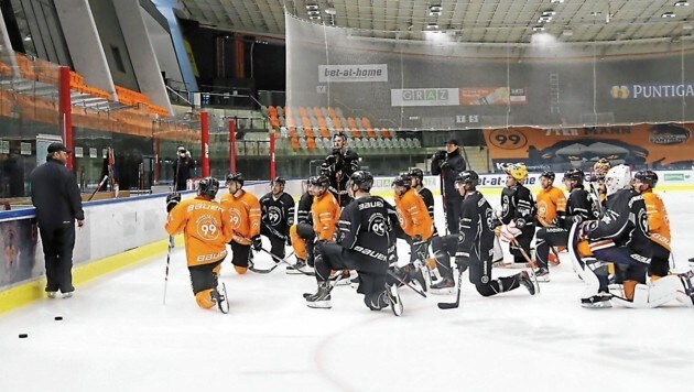 Gestern versammelte Neo-Coach Jens Gustafsson seine 99ers erstmals als Chef am Eis. (Bild: Christian Jauschowetz)