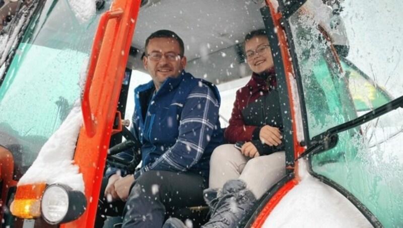 Markus Lamprecht half mit Tochter Leonie in Kötschach-Mauthen bei der Schneeräumung. (Bild: Wallner Hannes)