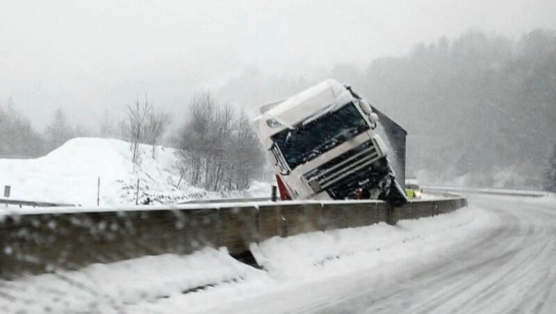 Auf den Schneefahrbahnen hat es mehrmals gekracht - auf der Tauernautobahn A10 ist ein Lkw-Unfall passiert. (Bild: Roland Holitzky)