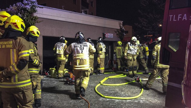 Montagnacht wurde die Feuerwehr zu einem Tiefgaragenbrand in Absam gerufen. (Bild: Zeitungsfoto.at/Team)