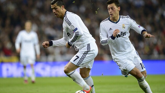Cristiano Ronaldo (li.) und Mesut Özil (Bild: AFP)