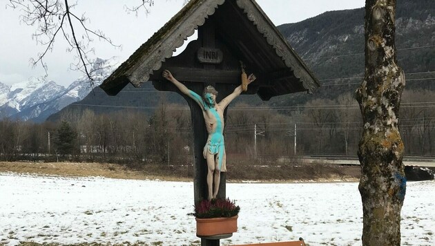 Das Kruzifix muss nun komplett restauriert werden. (Bild: LPD Tirol)