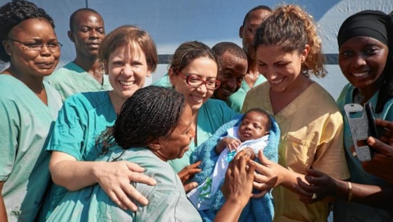 Baby Nubia überlebte dank den Helfern die Geburt und Ebola 2015 in Guinea. Da waren Ressourcen noch nicht von Corona belegt. (Bild: Sam Phelps)