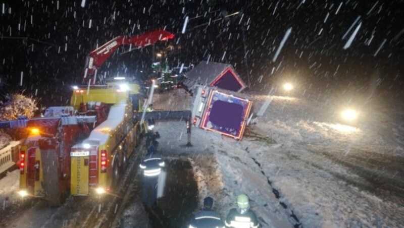 Lkw eines Diskonters schlitterte von der Straße. (Bild: FF Grafendorf)