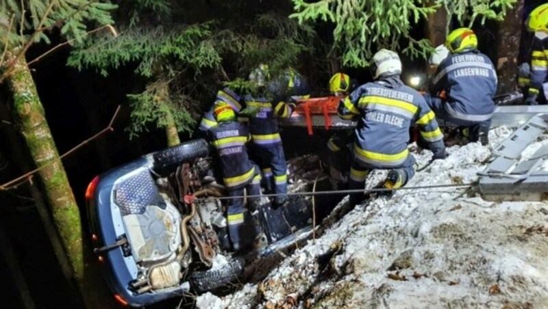 In Langenwang musste eine eingeklemmte Person aus diesem Fahrzeug befreit werden. (Bild: BFVMZ / FF Langenwang)