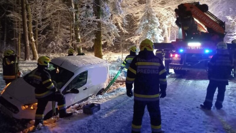 Auch in der Steiermark gab es etliche Unfälle aufgrund starken Schneefalls und glatten Straßen. (Bild: FREIWILLIGE FEUERWEHR PREDING)