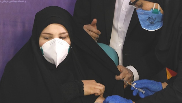 Tayebeh Mokhber war eine der drei Probanden, die mit dem Vakzin „Coviran Barekat“ geimpft wurde. (Bild: Associated Press)