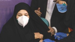 Tayebeh Mokhber war eine der drei Probanden, die mit dem Vakzin „Coviran Barekat“ geimpft wurde. (Bild: Associated Press)