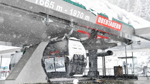 Bei einem Skilift in Obertauern (Symbolbild) stellte die Polizei den Dieb aus Luxemburg – er hatte die gestohlene Jacke an. (Bild: APA/BARBARA GINDL)