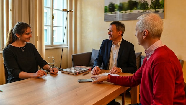 Bürgermeister Willi im Gespräch mit den „Krone“-Redakteuren Nadine Isser und Philipp Neuner. (Bild: zeitungsfoto.at/Liebl Daniel)