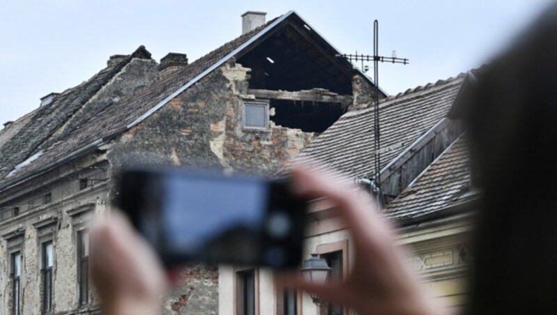 Ein durch das Erdbeben beschädigtes Haus in der Stadt Sisak (Bild: Associated Press)