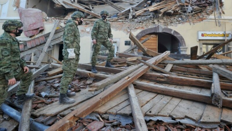 Armeekräfte wurden als Helfer in die Erdbebenregion entsandt (Bild: The Associated Press)