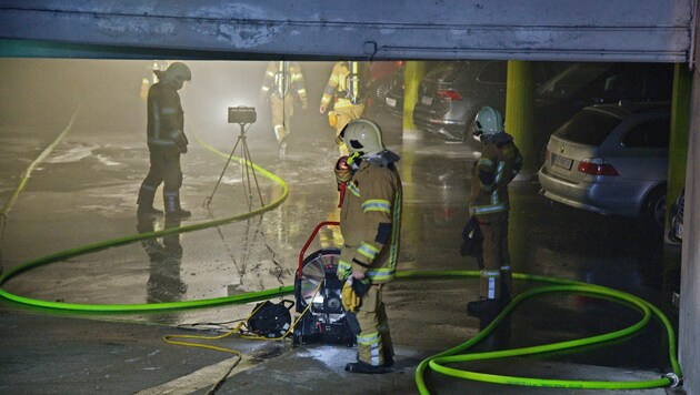 Feuerwehrmänner in der Tiefgarage (Bild: ZOOM.TIROL)