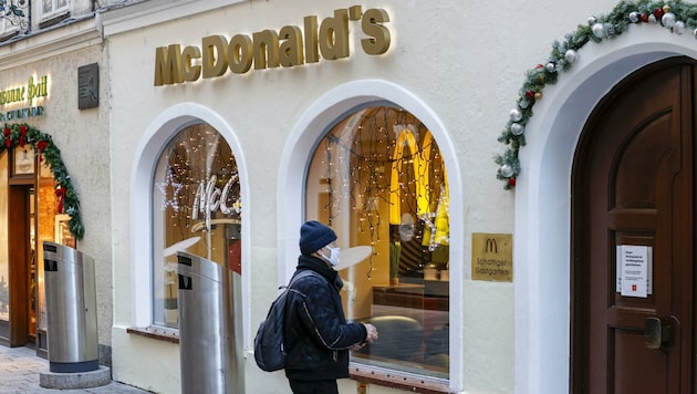 Er wartete vergeblich auf Burger und Pommes. Die McDonald’s-Filiale in der Innenstadt ist bis auf Weiteres geschlossen. (Bild: Tschepp Markus)