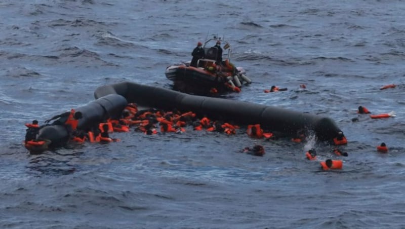 Migranten im November 2020 im Mittelmeer (Bild: AP)