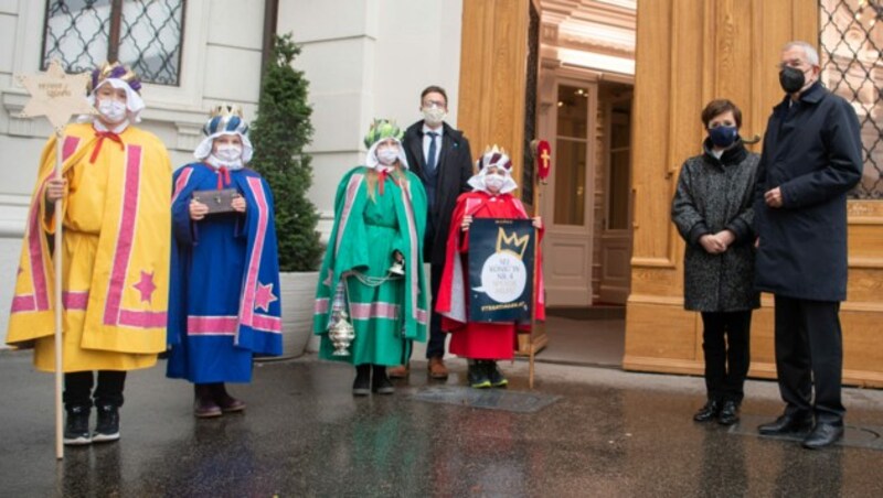 Bundespräsident Alexander Van der Bellen und seine Frau Doris Schmidauer begrüßten die Sternsinger heuer vor der Präsidentschaftskanzlei. (Bild: APA/BUNDESHEER/CARINA KARLOVITS)