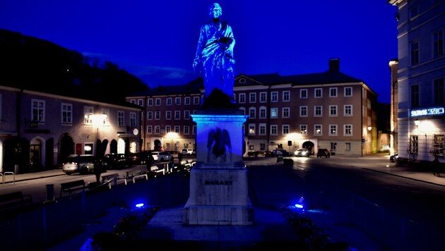umindest ein kleiner Hauch von Feierstimmung: Die Statue auf dem Mozartplatz wird in der Silvesternacht blau beleuchtet. Ein Feuerwerk gibt es nicht. (Bild: zVg)