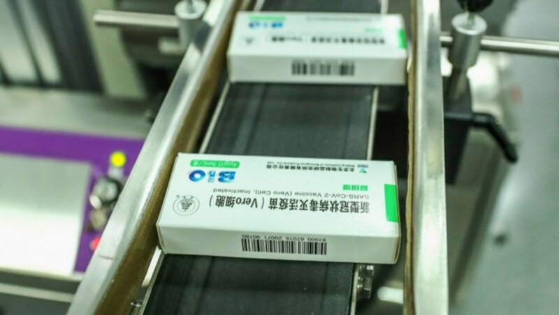 Mit Sinopharm hat nun auch in China erstmals ein Pharmahersteller eine Zulassung für die breite Anwendung eines Corona-Impfstoffes erhalten (Bild: Xinhua, AP)