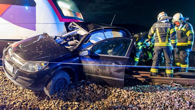 Eine 55-Jährige aus dem Bezirk Braunau wurde mit ihrem Auto an einem Bahnübergang von einem Zug erfasst und getötet. (Bild: APA/MANFRED FESL)